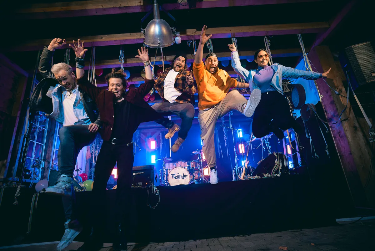 Von links: Marcel, Janosz, Mäge, Effe und Angela: Die fünfköpfige Band Fründe. Die Band Fründe.